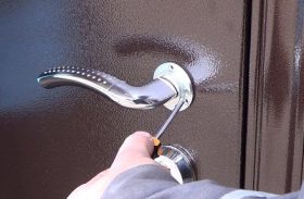Замена дверной ручки металлической двери в Астрахани