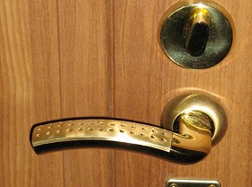 Замена дверной ручки входной двери в Астрахани