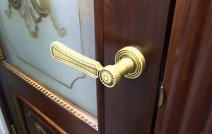 Установка дверной ручки в Астрахани