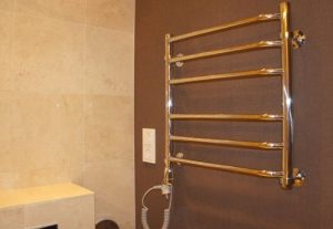 Установка электрического полотенцесушителя в ванной в Астрахани